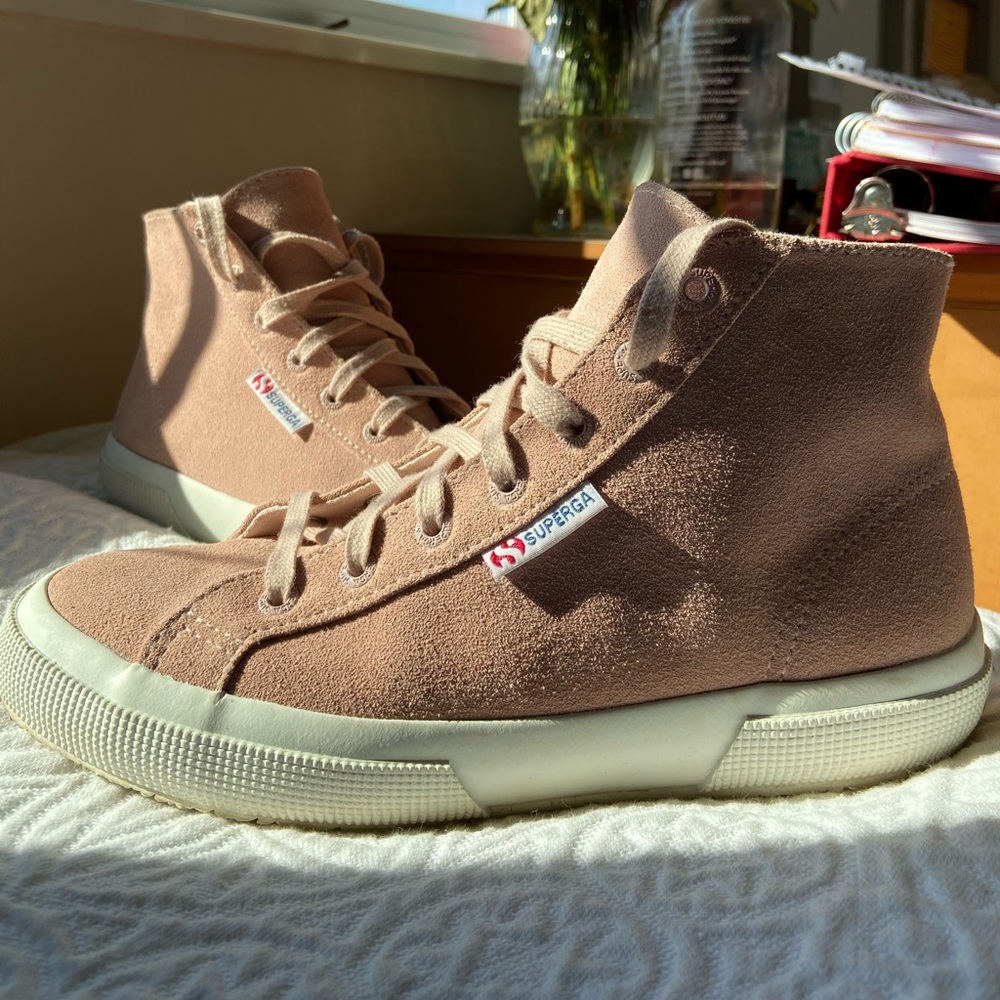 Pink suede high-top supergas!
